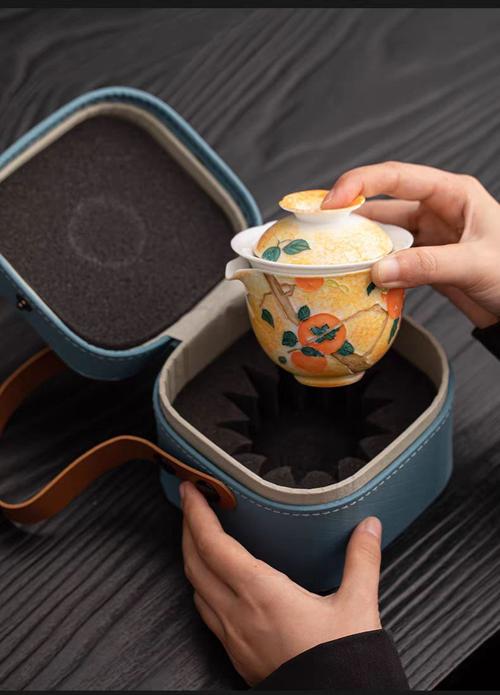 掌中窑火，浮生花影——尾桥下窑手绘釉下彩浮雕花卉便携茶具礼鉴